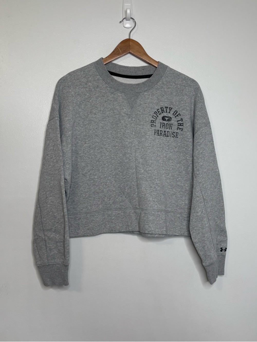 Under Armour Cropped Sweatshirt Women’s Medium Gray Oversized Graphic